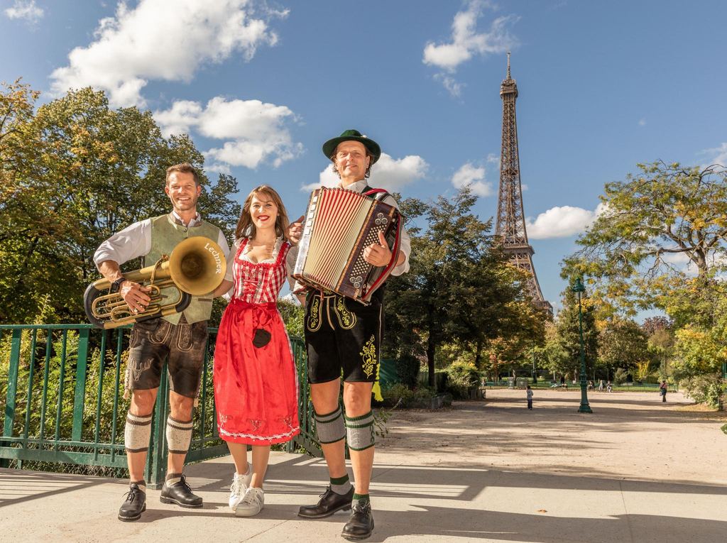 The Bergvagabunden performing at an Oktoberfest event in Paris